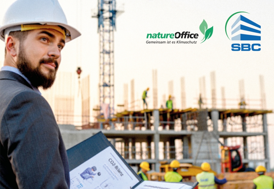 Mann mit Helm und Klemmbrett mit Notizen. Im Hintergrund sieht man eine Baustelle und die Logos von natureOffice und SBC GmbH