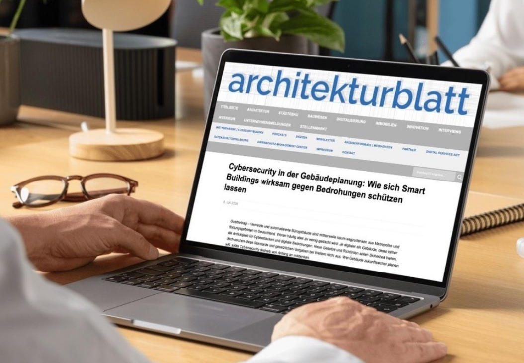 Ein Laptop steht offen auf einen Tisch. Der Bildschirm zeigt eine Vorschau des Beitrags der SBC im Architekturblatt.
